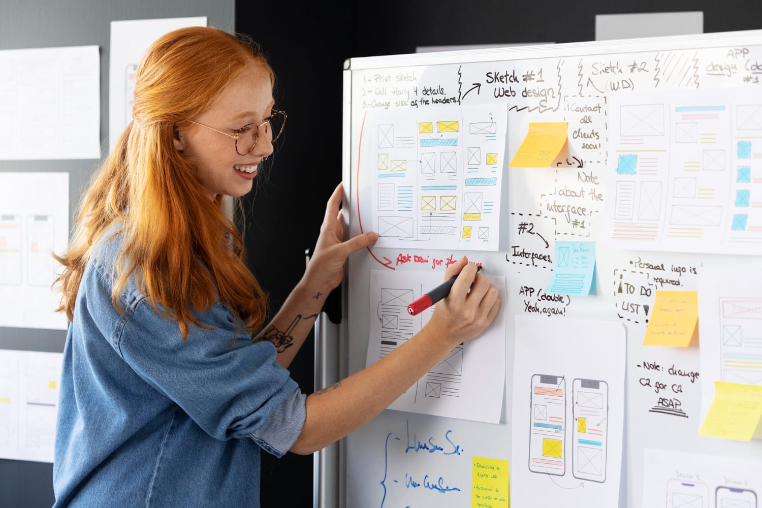 5 Langkah Membuat Content Mapping - Female Web Designer With Papers Notes Office