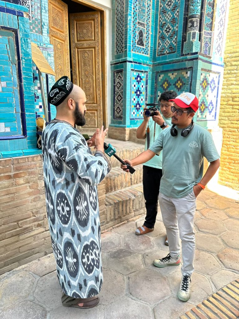 Leo Galuh (memakai topi) mewawancarai wisatawan asing di Samarkand, Uzbekistan, pada Mei 2023.