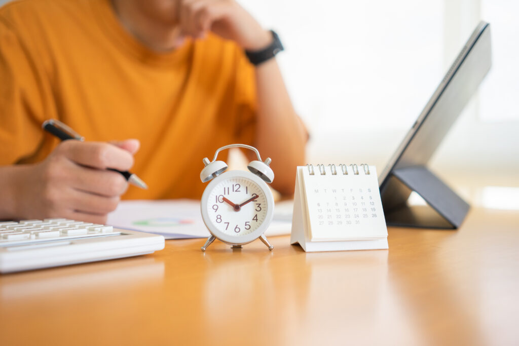 perbedaan deadline dan dateline