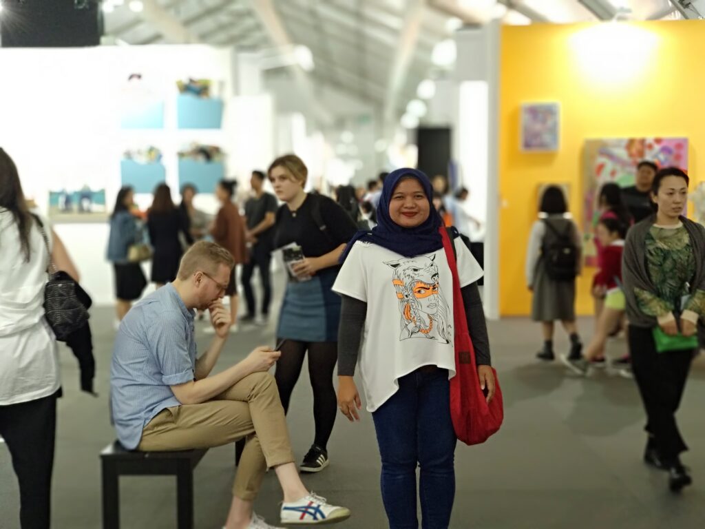 Jurnalis Tia Agnes saat meliput perhelatan Art Basel Hong Kong. (Foto oleh Tia Agnes)