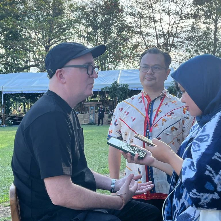 Agnes sedang menggali informasi dari seniman Brian Donnelly, atau lebih dikenal dengan nama KAWS, sebelum menulis karya seninya (Foto oleh Tia Agnes) 