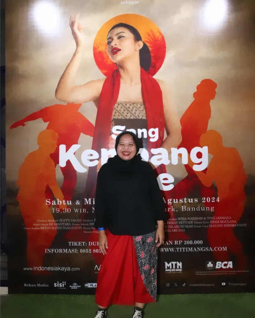 Agnes saat meliput pertunjukan Sang Kembang Bale di Bandung, untuk menulis karya seni (Foto oleh Tia Agnes) 