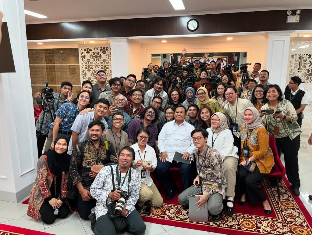 Alfa dan jurnalis istana presiden foto bersama Presiden Prabowo Subianto.