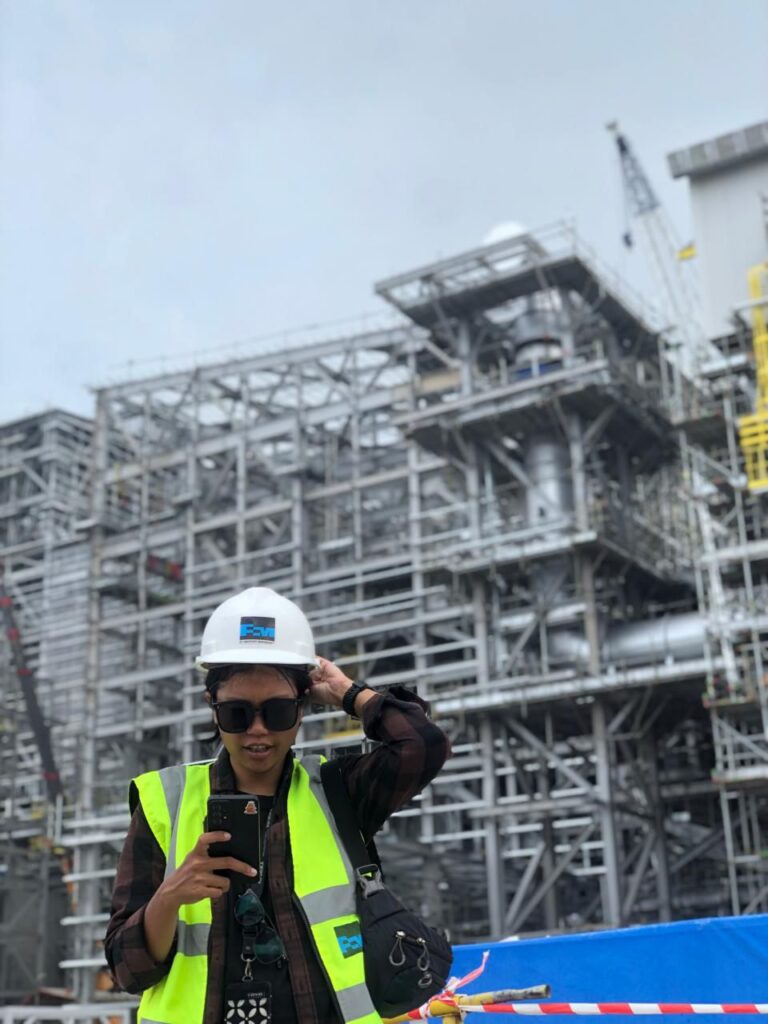 Intan Pratiwi saat melakukan liputan mengenai energi. (Foto oleh Intan Pratiwi)