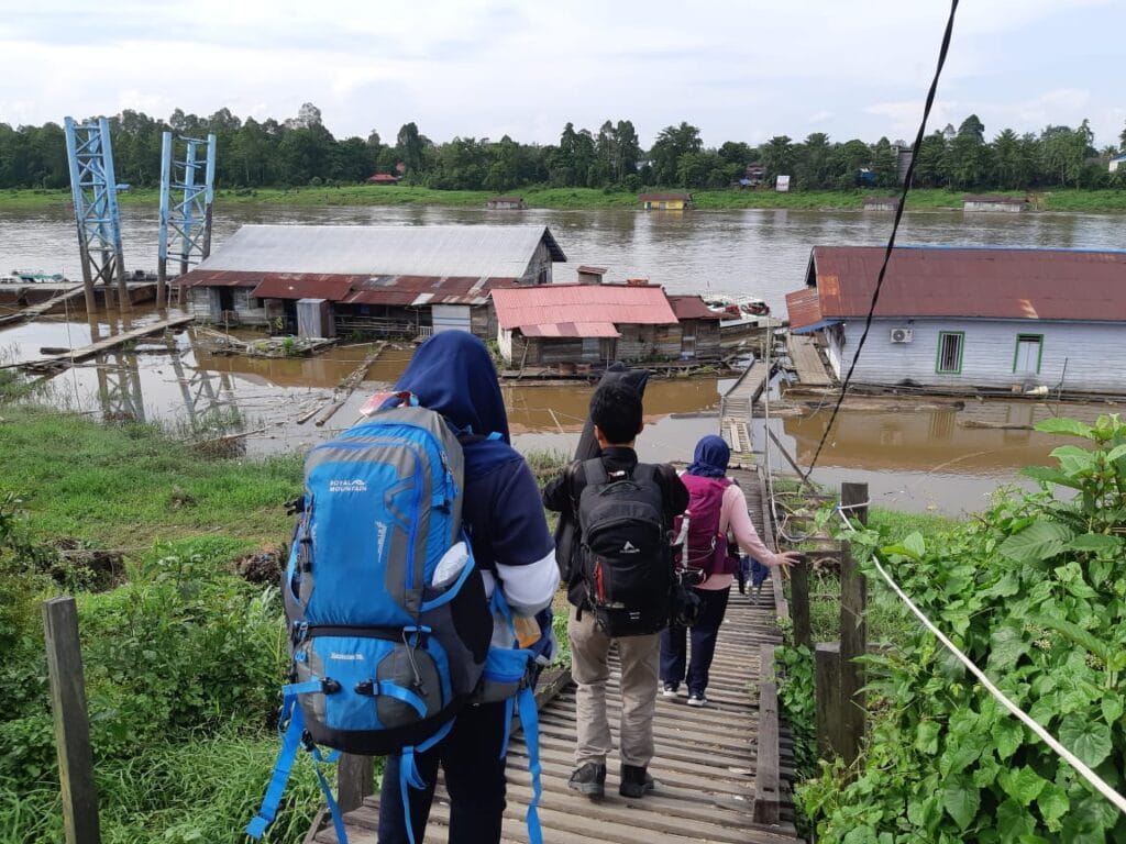 Aci saat meliput masyarakat adat di Kampung Liu Mulang, Kabupaten Mahakam Ulu, Provinsi Kalimantan Timur bersama WWF Indonesia, Desember 2019. (Semua foto oleh Astri Tiani)