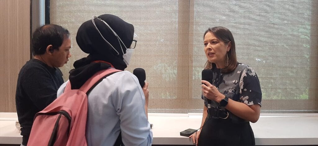 Aci (kerudung) saat melakukan wawancara eksklusif dengan Human Rights Watch's Asia Director, Elaine Pearson, 2023. (Semua foto oleh Astri Tiani)