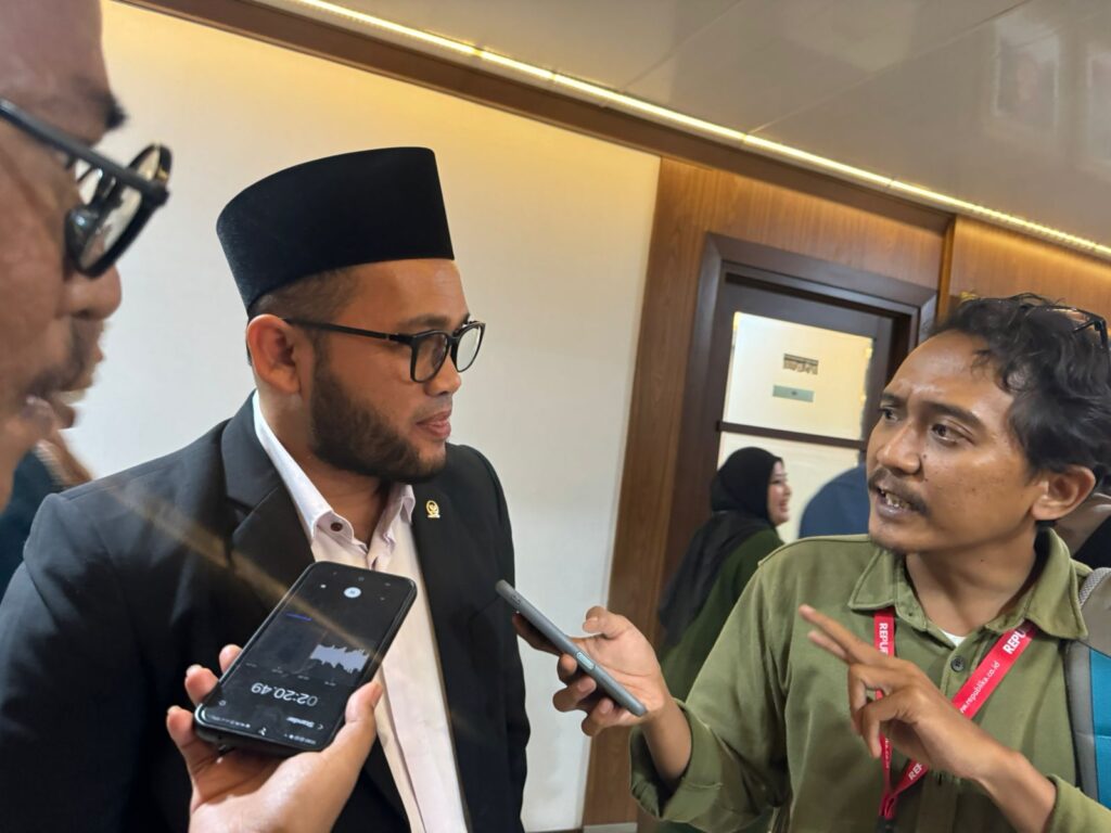 mengangkat isu daerah di media nasional