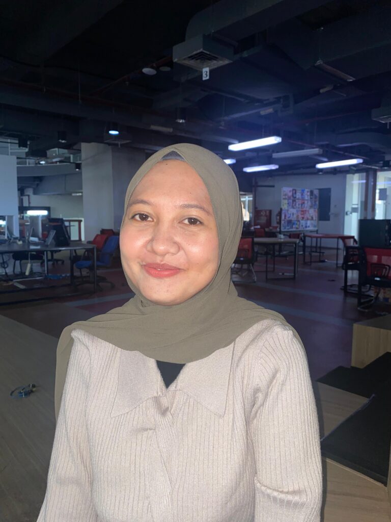 jurnalis menjaga garis api