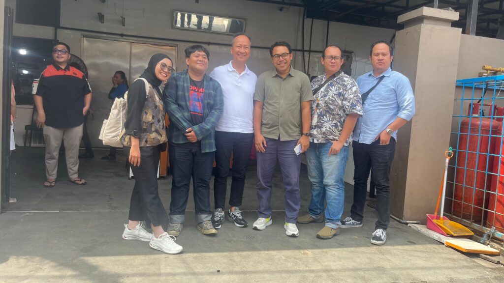 Cara Jurnalis Investor Daily Leonard Menulis Berita Perindustrian Agar Dipahami Pembaca