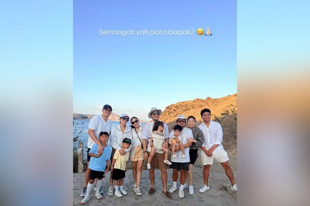Jessica Mila dan keluarga di Pulau Padar